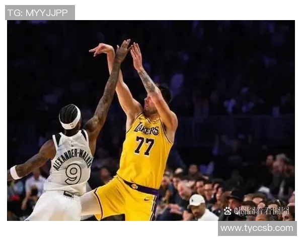 勒布朗带领湖人逆袭费城勇士终结连胜势头再创辉煌